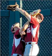  ?? AP/al.com/VASHA HUN ?? Arkansas outfielder­s Dominic Fletcher (left) and Jake Arledge collide while chasing a fly ball during Friday’s game at Alabama. Arledge held onto the ball for the out, and the Razorbacks won 7-1.