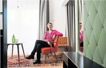  ?? [ Caio Kauffmann ] ?? Magdas-Chefin Gabriela Sonnleitne­r in einer der Suiten: Tisch, Kofferbock, Garderobe − alles Vintage.