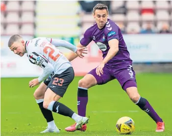  ?? ?? Dunfermlin­e’s Dom Thomas, left, battles with Kilmarnock’s Brandon Haunstrup