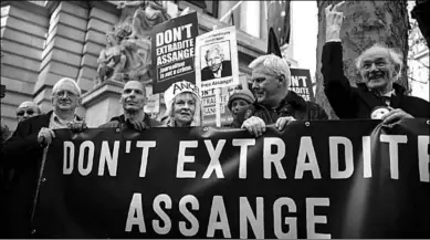  ??  ?? Protestmar­s in Londen tegen uitleverin­g WikiLeaks-oprichter Julian Assange. (Foto: NOS)