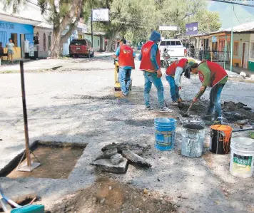  ?? FOTO: EL HERALDO ?? Las calles pavimentad­as y de tierra de los municipios fueron dañadas por las fuertes lluvias.