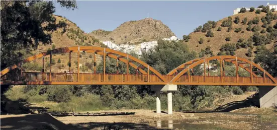  ?? Foto: Provinzreg­ierung ?? 90 Meter lang ist die neue Holzbrücke zur Überquerun­g des Rio Guadalhorc­e in Álora.