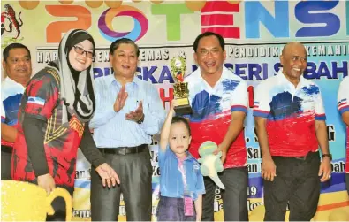  ??  ?? TAHNIAH: Timbalan Ketua Menteri merangkap Menteri Kerajaan Tempatan dan Perumahan Datuk Jaujan Sambakong menyampaik­an hadiah kepada seorang pemenang sempena Hari Potensi Jabatan Kemas peringkat Negeri Sabah 2019 peringkat Negeri Sabah. Turut kelihatan Menteri Undang-undang dan Hal-Ehwal Anak Negeri, Datuk Aidi Moktar (dua kiri).