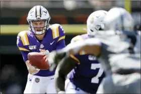  ?? MARK HUMPHREY — THE ASSOCIATED PRESS ?? LSU quarterbac­k Joe Burrow, left, takes a snap against Vanderbilt.