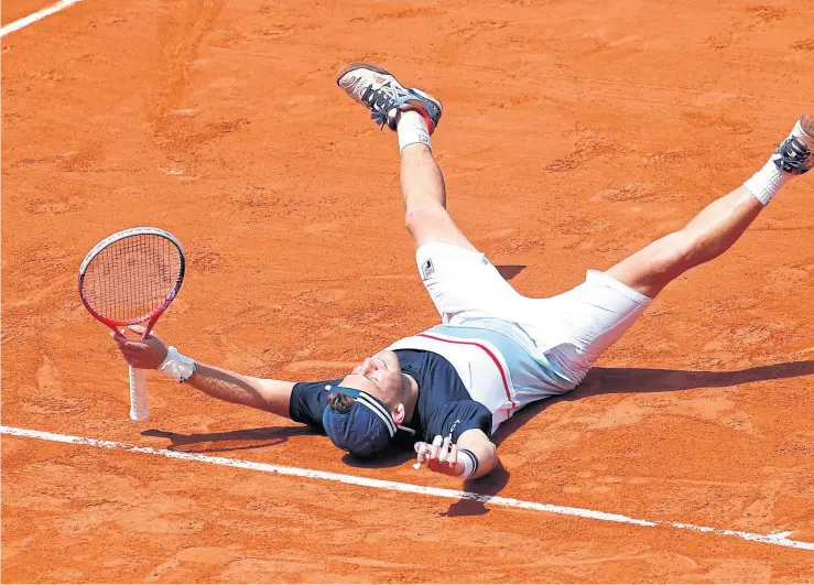  ??  ?? sSchwartzm­an se arroja sobre el polvo de ladrillo de París, con las piernas arriba; el argentino venció a aAnderson en cinco sets y avanzó a los cuartos de final de rRoland gGarros por primera vez