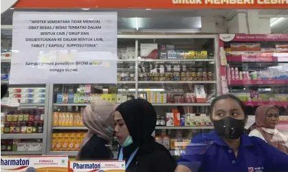  ?? ?? A pharmacy in Jakarta, Indonesia, displays a sign saying the sale of medicinal syrup has been temporaril­y halted. Photograph: Tatan Syuflana/AP