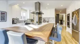  ?? COURTESY OF ASTUCES DESIGN ?? Designer Annie Leclerc used wood to create a separate space in this St-Lambert kitchen for kids to do their homework without impeding food prep.