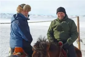  ?? FOTO VRT ?? In Mongolië, Met Carry Goossens, ging het 110 kilometer over een ijsvlakte. “Toen het begon te kraken en het water langs de zijkant opspatte, waren we er toch niet echt gerust in.”