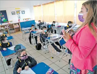  ?? ALBERTO VALDÉS / EFE ?? Aprendizaj­e. Los niños menores a diez años tienen dificultad de comprender un texto sencillo, según la Unesco.