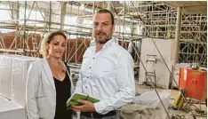  ??  ?? Tobias Emminger und Hanna Knop übernehmen die Theater Gastronomi­e im Gaskes sel Oberhausen.