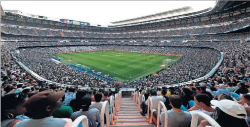  ??  ?? Un aspecto de las gradas del Bernabéu, llenas de público, antes del cierre de las taquillas provocado por la pandemia.