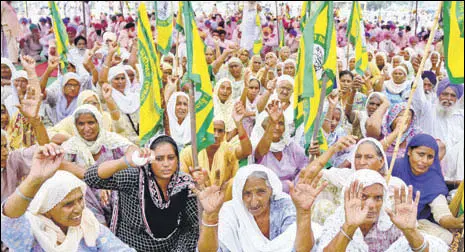  ?? BHARAT BHUSHAN /HT ?? Members of the Bharatiya Kisan Union holding a protest against the state government on the Chandigarh­bathinda road near Patiala on Sunday.