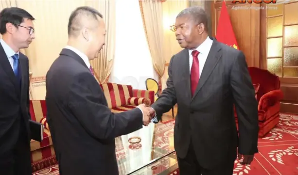  ??  ?? PRESIDENTE JOÃO LOIURENÇO RECEBENDO O EMBAIXADOR DA CHINA EM ANGOLA