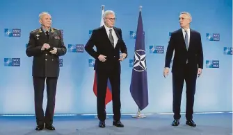  ?? FOTO REUTERS ?? Kožené tváře. Náměstek ruského ministra obrany Alexandr Fomin (zleva), vedoucí ruské delegace Alexandr Gruško a šéf NATO Jens Stoltenber­g pózují fotografům v Bruselu před zahájením včerejších jednání.