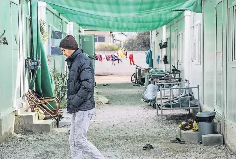 ?? FOTO: HÖHLER ?? Fast 2000 Flüchtling­e und Migranten leben in den Containern in Elaionas, einem Stadtteil im Westen von Athen.