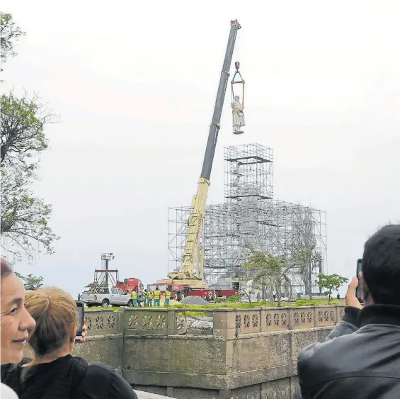  ?? SILVANA BOEMO ?? El navegante junto al río. La escultura fue realizada por el italiano Arnaldo Zocchi. Con el pedestal, mide 26 metros de altura.