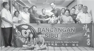  ??  ?? UNTUK RAKYAT: Ting (empat kanan) menyampaik­an risalah RS1 kepada Tuai Rumah Joseph Jugah semasa berkunjung ke Nanga Salim di Sibu, kelmarin.