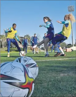  ??  ?? Oshoala, Aitana y Hamraoui, del Barça, entrenando ayer en Almería.