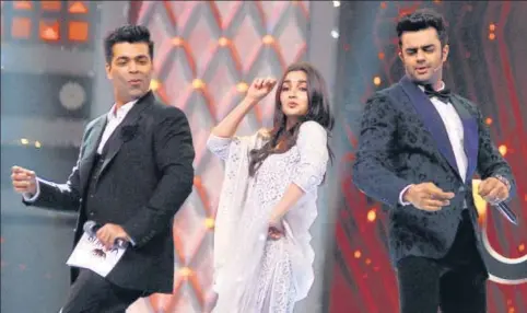  ?? AFP ?? Karan Johar (L), Alia Bhatt (C) and ■
Manish Paul at theUmang Mumbai Police Show 2018 in Mumbai