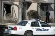  ??  ?? Police respond to the scene of a barricaded man Saturday in Aurora, Colo.