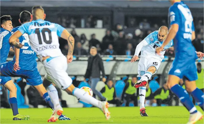  ?? MARCELO CARROLL ?? Madrugó. Luego del buen pase de Gustavo Bou, Lisandro López saca el zurdazo que se desviará en Abram y se convertirá en el primer gol de Racing en el Cilindro.