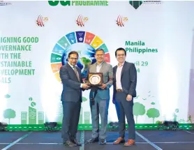  ?? ?? Megaworld receives the 3G Championsh­ip Award for Corporate Governance Reporting, represente­d by Arnulfo Batac, head of Sustainabi­lity for Megaworld, and Andy dela Cruz, head of investor relations.