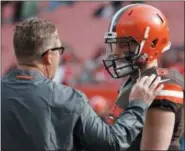  ?? JEFF HAYNES — THE ASSOCIATED PRESS ?? Browns coach Gregg Williams talks quarterbac­k Baker Mayfield before facing the Chiefs last week.