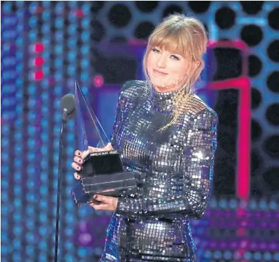  ?? Reuters ?? La cantante Taylor Swift llamó a votar anteanoche al recibir un premio