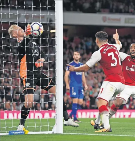  ??  ?? LA VICTORIA. Giroud cabeceó en posición acrobática, el balón tocó en el larguero y entró ante la atenta mirada del meta Schmeichel.