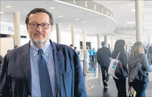  ?? KIM MANRESA ?? El hepatólogo del Clínic Jordi Bruix, en el congreso de la asociación europea de hepatologí­a, donde el hallazgo ha sembrado la inquietud