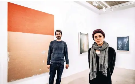  ?? FOTO: ANDREAS ENDERMANN ?? Daniel Schubert und Kate Andrews vor ihren Bildern in der Galerie Setareh X.