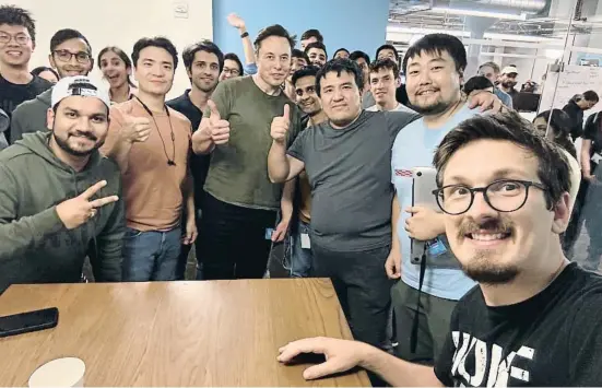  ?? AP        tCELLV ?? Elon Musk va publicar ahir a la matinada a San Francisco aquesta foto amb enginyers de software a les oficines de Twitter