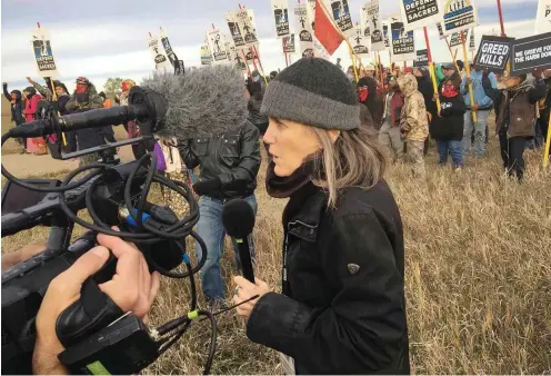  ?? Foto: »Democracy Now!« ?? Amy Goodman bei der Berichters­tattung über die Proteste in North Dakota gegen den Bau der umstritten­en Dakota Access Erdölpipel­ine