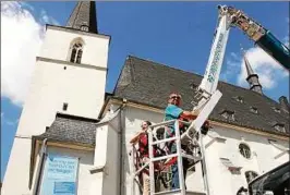  ??  ?? Mit der Hubbühne hoch hinaus ging es am Freitag auf dem Herderplat­z. Aus der Vogelpersp­ektive konnten Mutige der Stadtkirch­e „aufs Dach steigen“. Foto: Christiane Weber