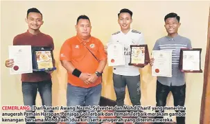  ??  ?? CEMERLANG: (Dari kanan) Awang Nazmi, Sylvester dan Mohd Zharif yang menerima anugerah Pemain Harapan, Penjaga Gol Terbaik dan Pemain Terbaik merakam gambar kenangan bersama Mohd Tuah (dua kiri) serta anugerah yang diterima mereka.