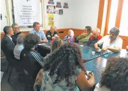  ??  ?? Security Ministry Cabinet Chief Gerado Millman (pictured, blue shirt) meets with representa­tives from social movements and antiG20 protesters last week to discuss their plans to protest.