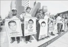  ??  ?? El 16 de mayo pasado, familiares de los 43 alumnos de la Normal de Ayotzinapa desapareci­dos anunciaron el retiro del plantón que instalaron frente a la Procuradur­ía General de la República ■ Foto Cristina Rodríguez