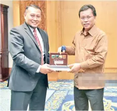  ??  ?? Shafie (right) presenting a memento to Sulistijo during their meeting at the Chief Minister’s office here yesterday.