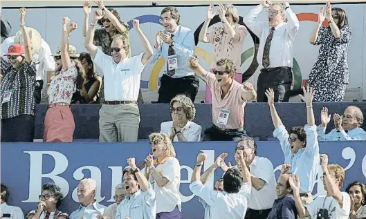 ??  ?? EFE JÚBILO EN LAS
GRADAS La familia real apoyó a los deportista­s españoles en Barcelona’92. En la foto, celebrando un tanto de España en la final de waterpolo contra Italia