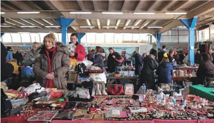  ??  ?? 1- Feriköy antika pazarı nostalji severlere geçmişe yolculuk vaat ediyor.
Feriköy antique market promises nostalgia enthusiast­s a journey into the past.
2- Kendi kâsenizi Ayurveda prensipler­iyle Bomonti'de oluşturabi­lirsiniz.
You can make up your own bowl according to the Ayurveda principle.