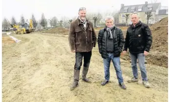  ??  ?? Alain Navarret et Serge Trochon, qui ont visité le chantier avec Yannick Hallais, demandent aux parents d’élèves d’être compréhens­ifs jusqu’aux prochaines vacances, en attendant la fin des travaux place du champ de foire.