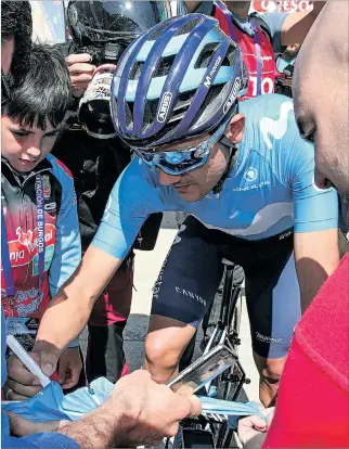  ?? CORTESÍA ?? Figura. El ciclista ecuatorian­o Richard Carapaz es la sensación de la Vuelta a Burgos. Los aficionado­s le solicitan fotos y autógrafos.