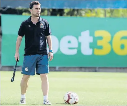  ?? CARLOS MIRA / RCD ESPANYOL ?? El tècnic espanyolis­ta, Rubi, durant una de les sessions d’aquesta setmana a Sant Adrià