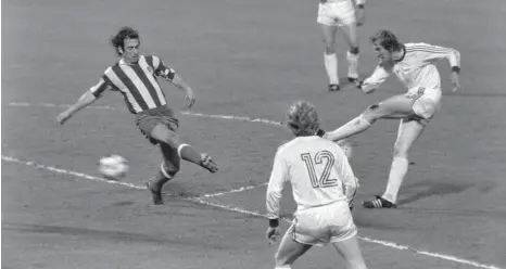  ?? FOTO: IMAGO ?? Im Finale des Europapoka­ls der Landesmeis­ter 1974 gegen Atlético Madrid macht Schwarzenb­eck das Spiel seines Lebens. Der Mann, der gar nicht die Mittellini­e überqueren sollte, traf in der Verlängeru­ng zum 1:1. Das Wiederholu­ngsspiel zwei Tage später...
