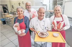  ?? RP-FOTO: HANS-JÜRGEN BAUER ?? Die Ehrenamtle­rinnen Claudia Flache (l.) und Elke Michalczyk mit Koch Stefano Casagrande (2. v. r.) und Werner Schütze.