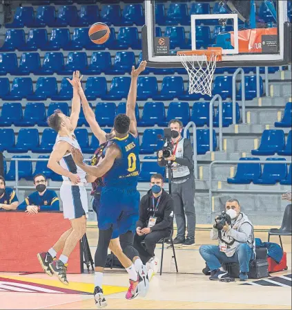  ?? FOTO: PERE PUNTÍ ?? Kevin Pangos, base del Zenit, lanzando la canasta de la victoria ante el Barça en el primer duelo de cuartos de final de la Euroliga