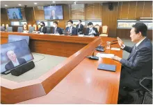  ?? Yonhap ?? President Yoon Suk-yeol holds a virtual meeting with Elon Musk (on screen), CEO of electric vehicle maker Tesla Inc., at the presidenti­al office in Seoul, Wednesday, in this photo released by the presidenti­al office.