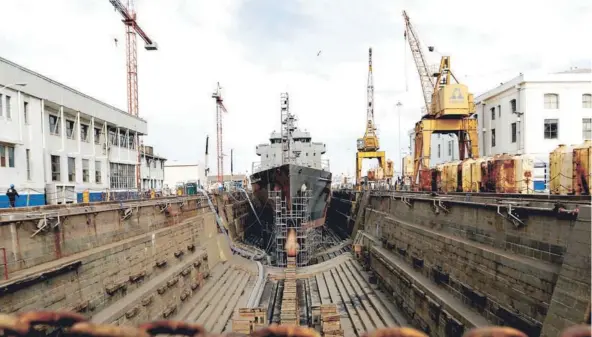  ??  ?? Según la Ley N° 18.296 la principal actividad de Asmar es reparar y carenar las unidades navales de la Armada de Chile.