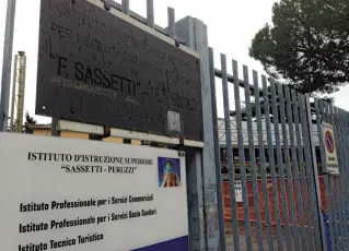  ??  ?? L’ingresso del Sassetti Peruzzi dove è avvenuta l’aggression­e in classe della professore­ssa