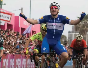  ?? FOTO: RITZAU SCANPIX ?? Elia Viviani fra Quick-Step vinder anden etape af sidste års Giro d’Italia. I år skal han beslutte, om han vil køre giroen eller Vueltaen.